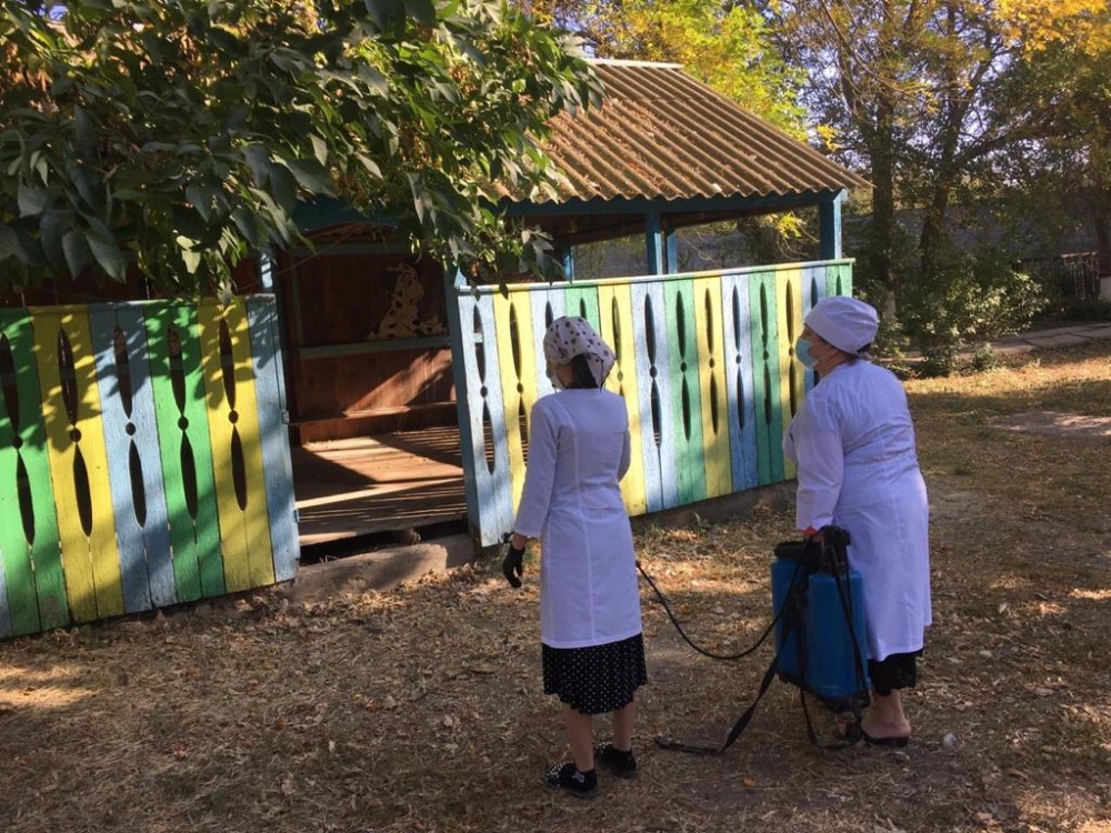 В образовательных и дошкольных учреждениях Хасавюртовского района продолжаются дезинфекционные мероприятия