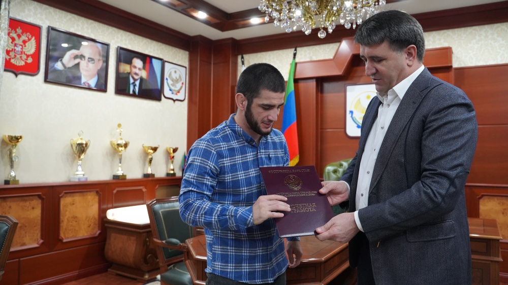 Глава Хасавюртовского района наградил Почетной Грамотой МО « Хасавюртовский район»  Чемпиона по версии BFC Айдемира Казбекова