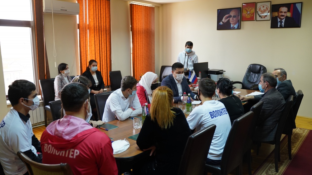 В Хасавюртовском районе прошла встреча Министра по делам молодежи РД Камила Саидова с волонтерами Общественного патруля
