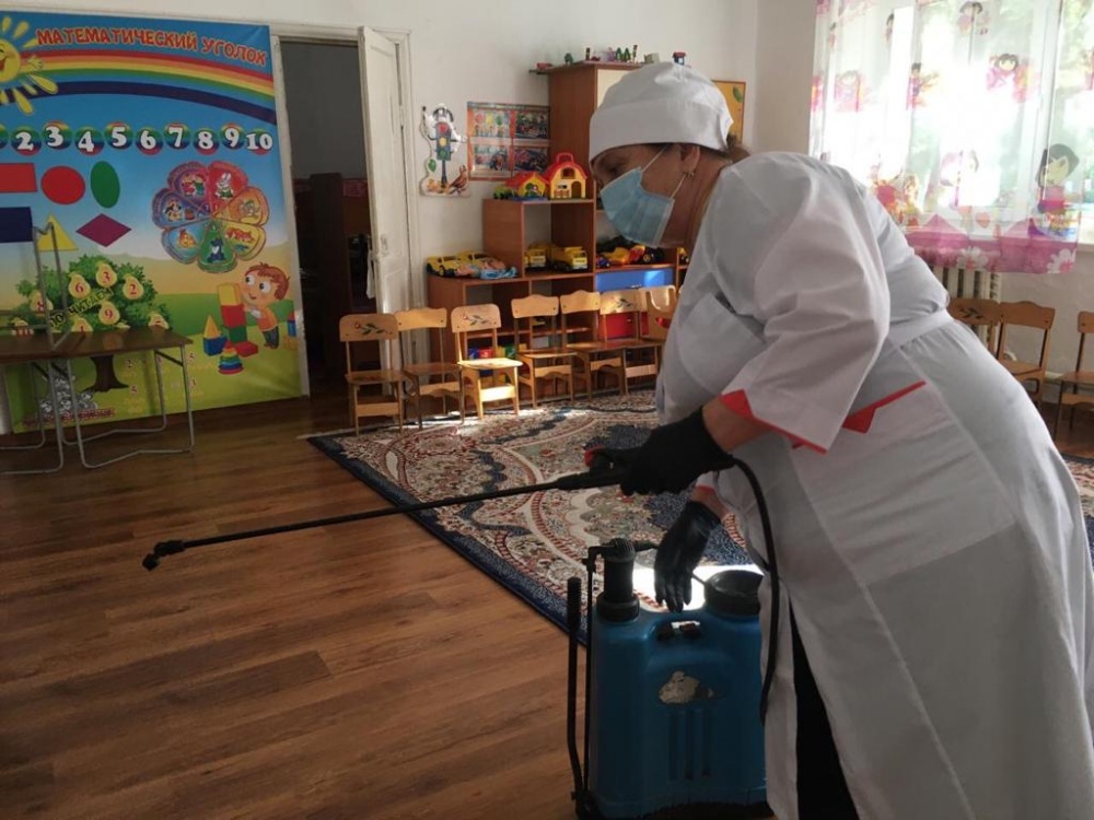 В образовательных и дошкольных учреждениях Хасавюртовского района продолжаются дезинфекционные мероприятия