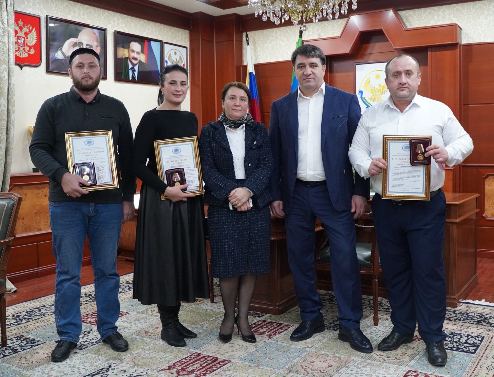 Глава Хасавюртовского района отметил Благодарственными письмами Государственной Думы РФ отличившихся работников здравоохранения