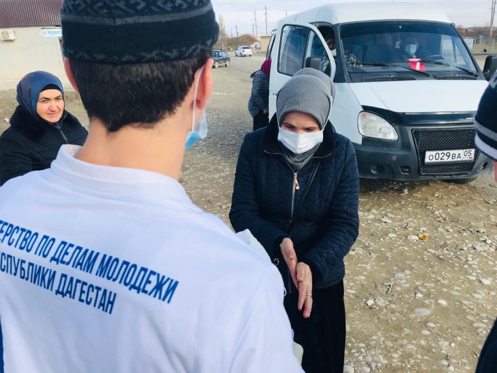 В Хасавюртовском районе Общественный патруль продолжает контроль за соблюдением   масочного режима и акции по раздаче медицинских масок  и СИЗ