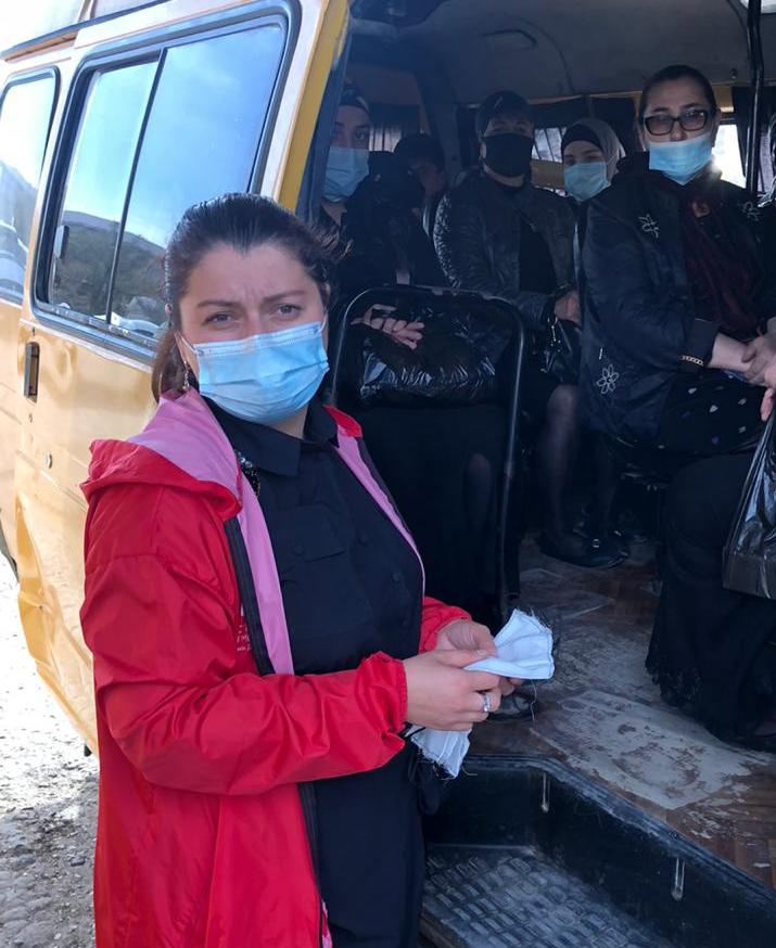 В Хасавюртовском районе волонтеры  Общественного патруля провели очередное мероприятие по  соблюдению масочного режима и  раздаче медицинских масок  и СИЗ