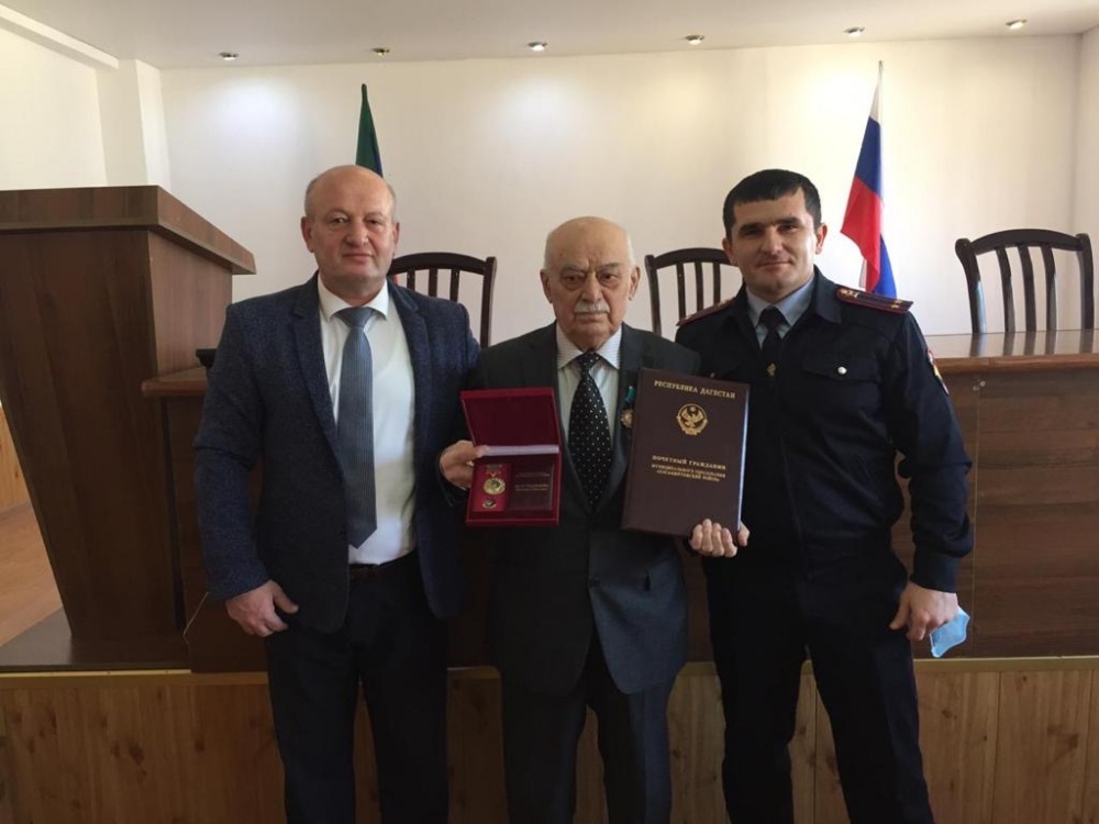 Глава Хасавюртовского района присвоил звание « Почетный гражданин МО «Хасавюртовский район»  Председателю Совета ветеранов МВД Абдулвагиту Арзулумову