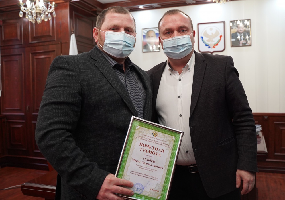 Председатель СПК « Казмааульский» Марат Атлыев отмечен Почетной Грамотой Министерства сельского хозяйства и продовольствия РД