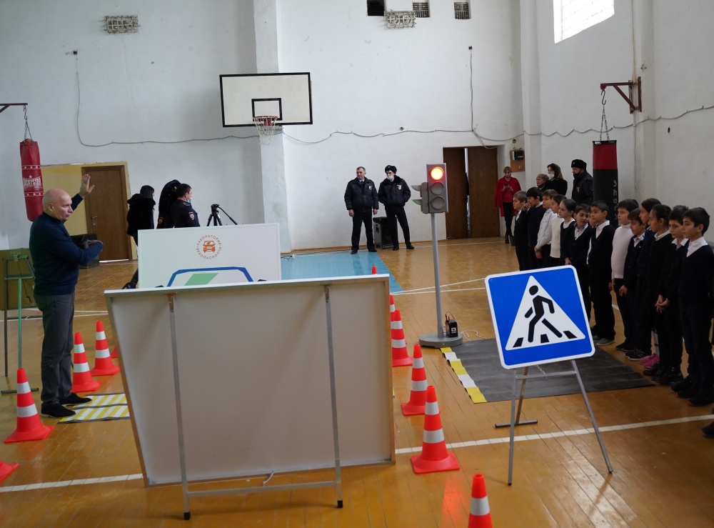 В Хасавюртовском районе представители детской юношеской школы «Лаборатории безопасности» Минобразования РД провели мероприятия по безопасности дорожного движения