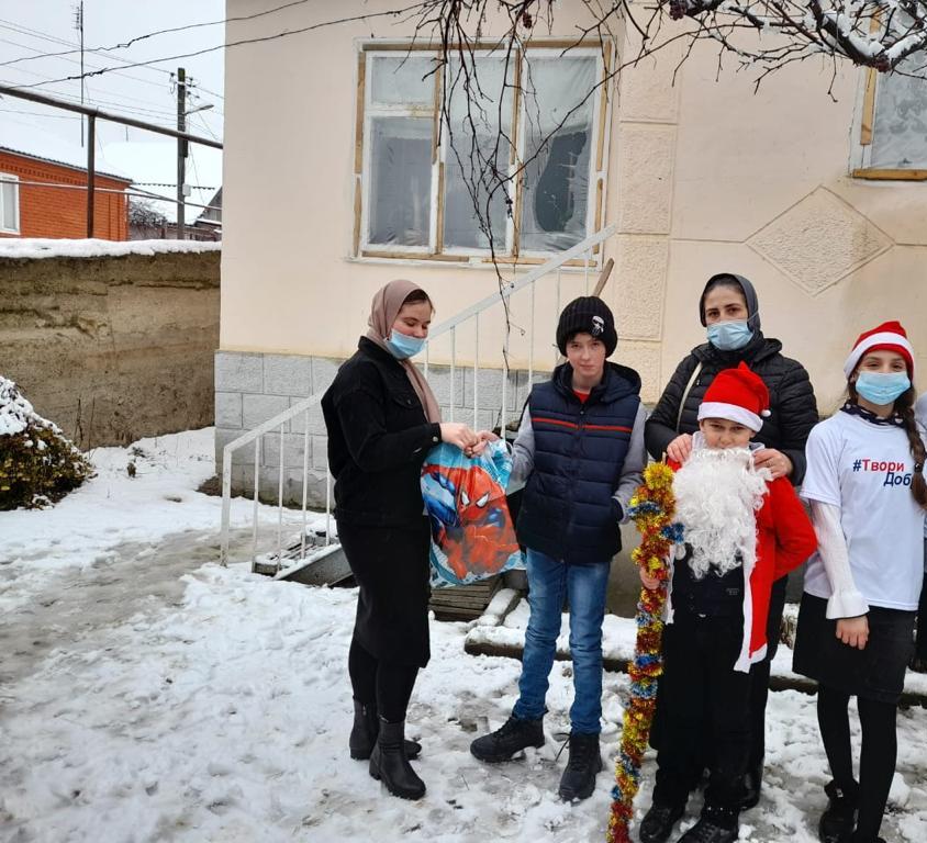 Волонтеры Общественного патруля Хасавюртовского района проводят Общероссийскую  акцию « Новый год в каждый дом»
