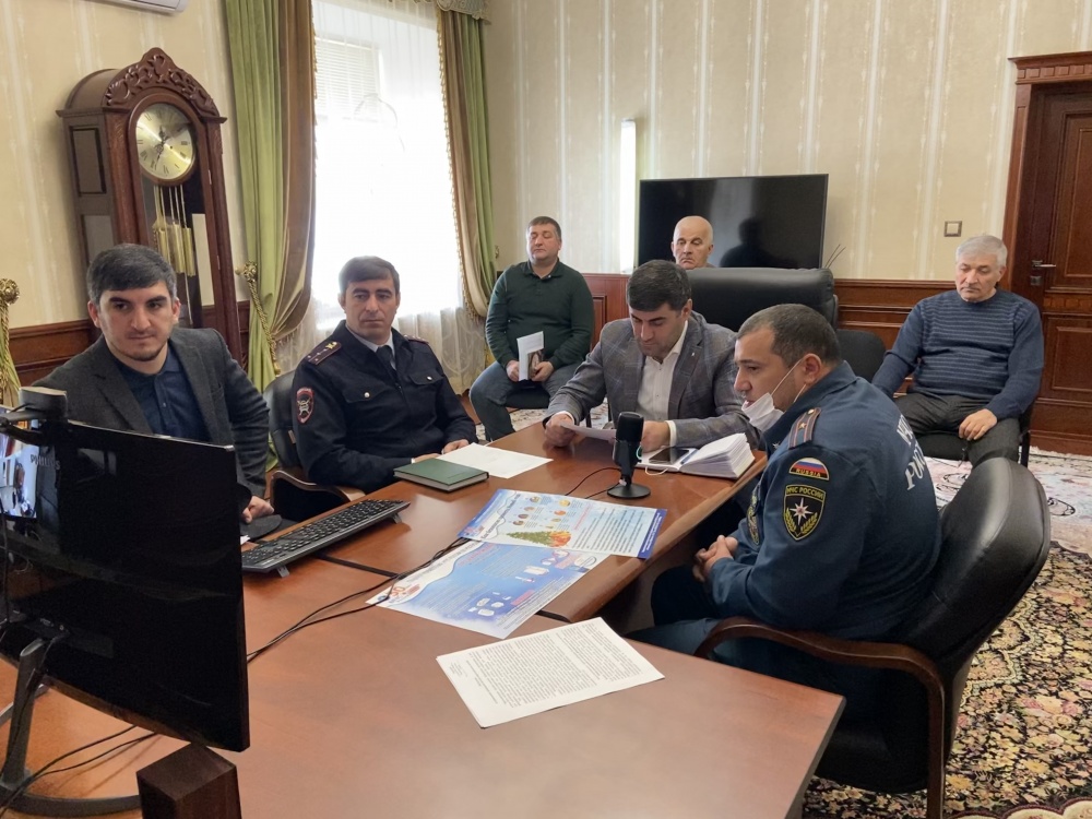 В Хасавюртовском районе в дирекции РУО обсудили вопросы безопасности в рамках Новогодних праздничных дней
