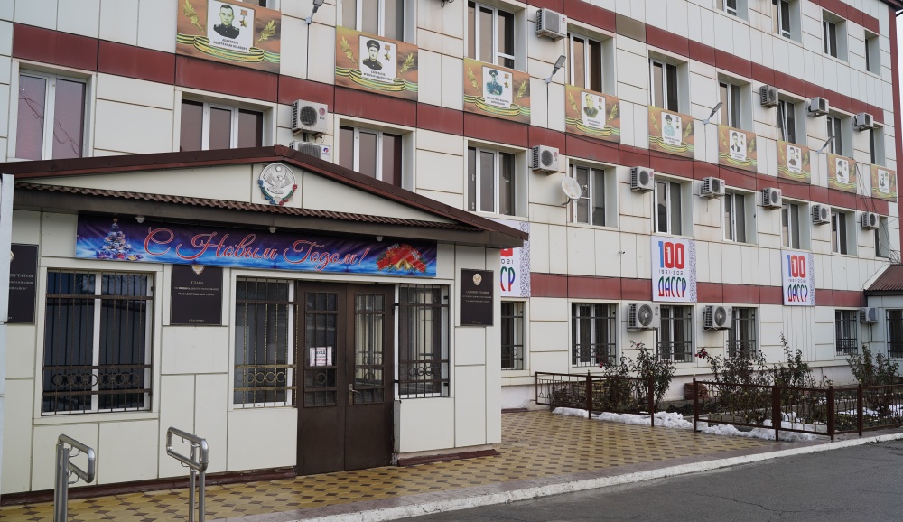 Власти Хасавюртовского района поздравляют с наступающим Новым годом и призывают жителей провести праздничные дни в кругу семьи.