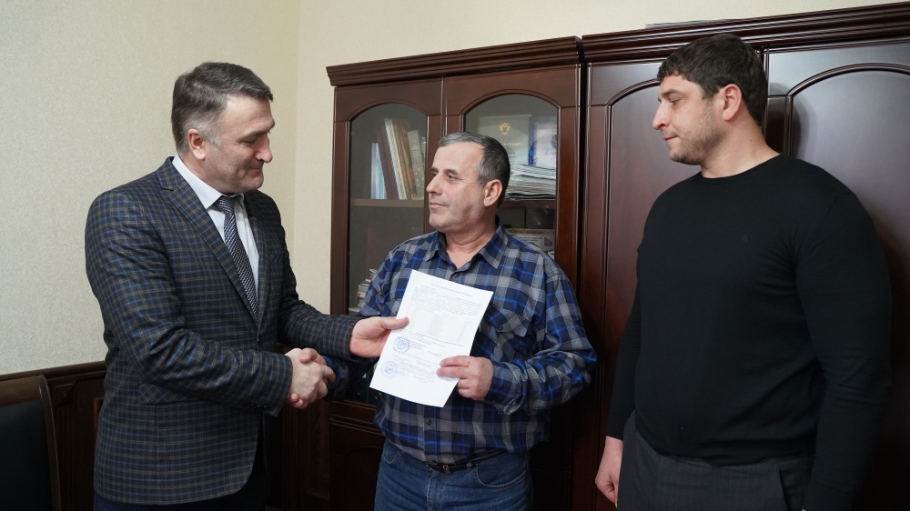 В администрации Хасавюртовского района состоялось торжественное вручение жилищного сертификата ликвидатору последствий аварии на Чернобыльской АЭС