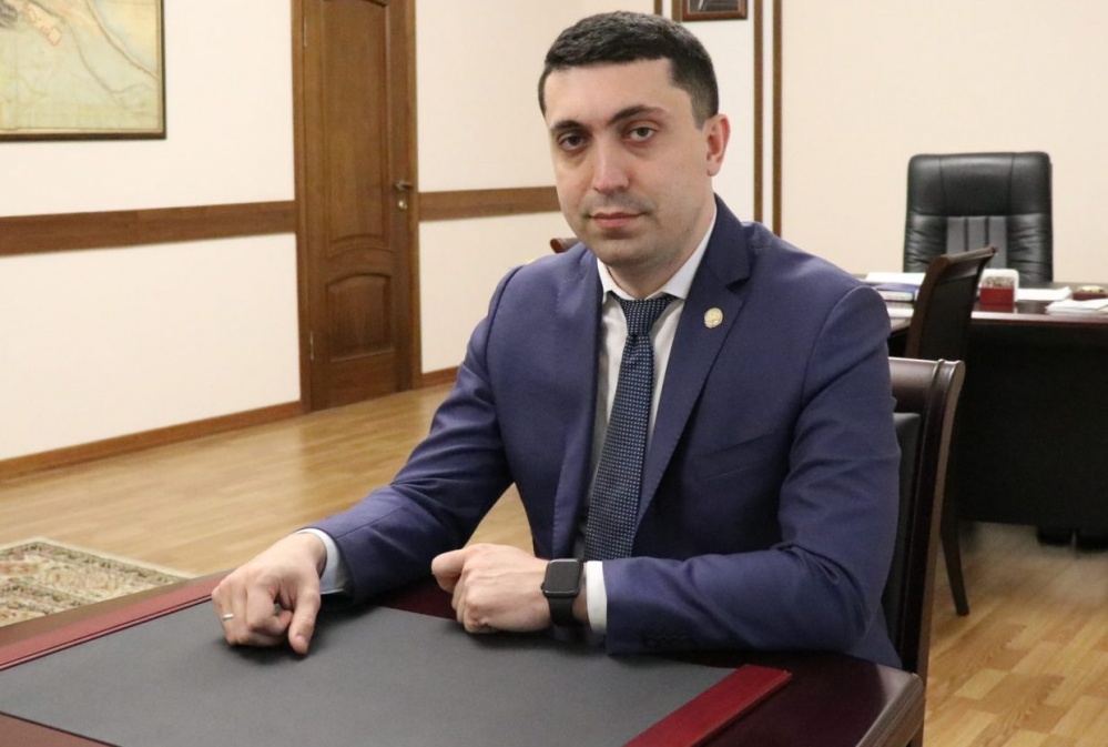 Министр по делам молодежи РД поздравил  Главу Хасавюртовского района с наступающим Новым годом