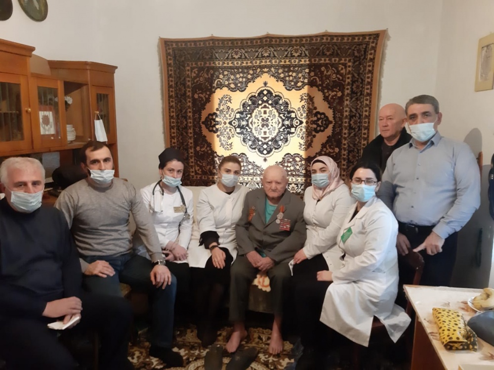 Работники здравоохранения Хасавюртовского района посетили на дому ветерана ВОВ