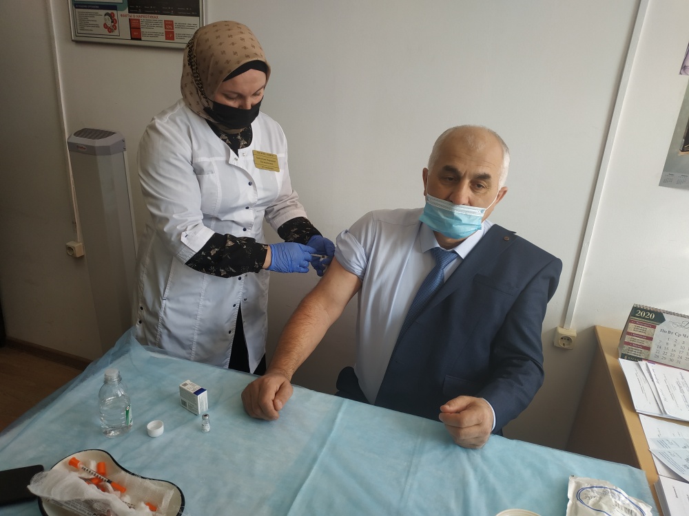 Работники культуры, спорта, молодежного центра администрации Хасавюртовского района проходят  вакцинацию от COVID-19