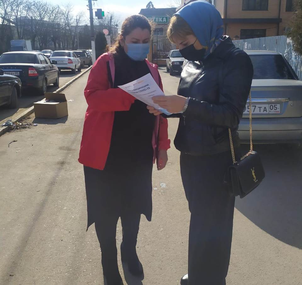Волонтеры общественно патруля Хасавюртовского района проводят информационно – разъяснительную работу о важности вакцинации как защиты от Covid-19