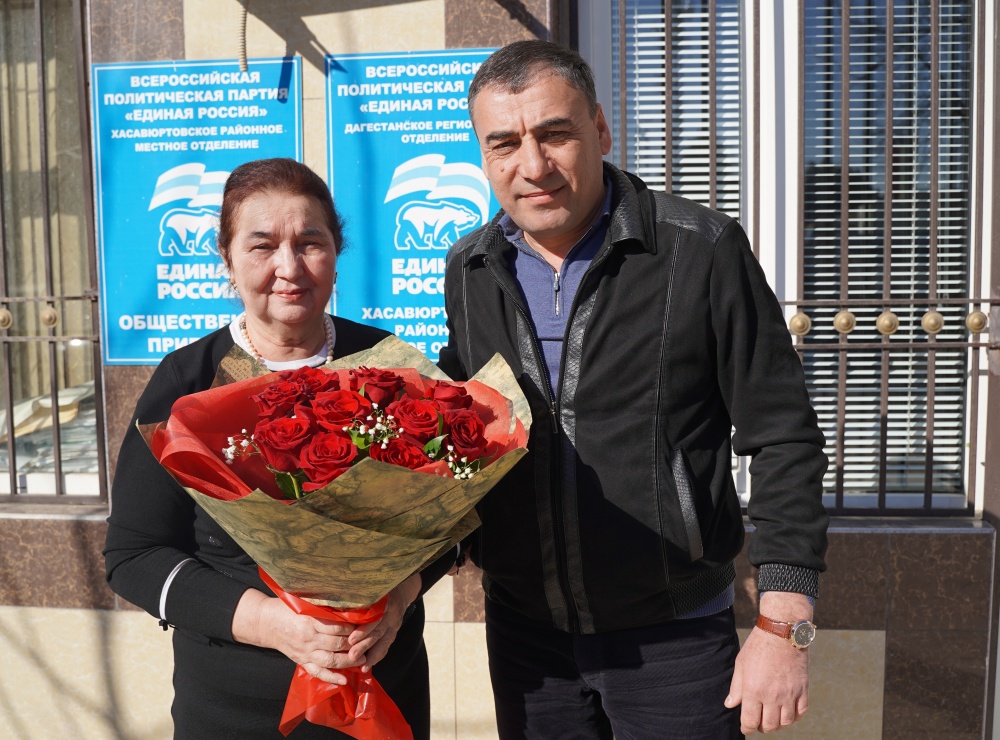 В рамках празднования Международного женского дня Поздравительные открытки Главы МР вручили женщинам Хасавюртовского района