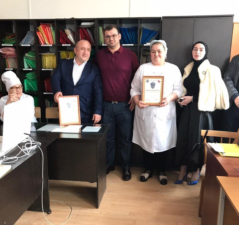 Главврач ЦРБ Хасавюртовского района награжден Благодарственным письмом общественной организации Великая община