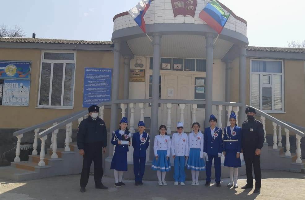 Сотрудники ОМВД по Хасавюртовскому району провели раздачу СИЗ в рамках профилактических мероприятий  по  недопущению  распространения коронавирусной инфекции