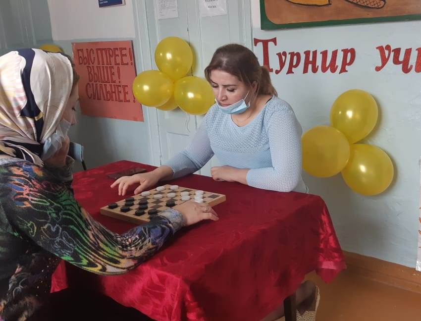 В рамках праздничных мероприятий 100 летия образования ДАССР работники образования Хасавюртовского района провели Турнир по шашкам и шахматам