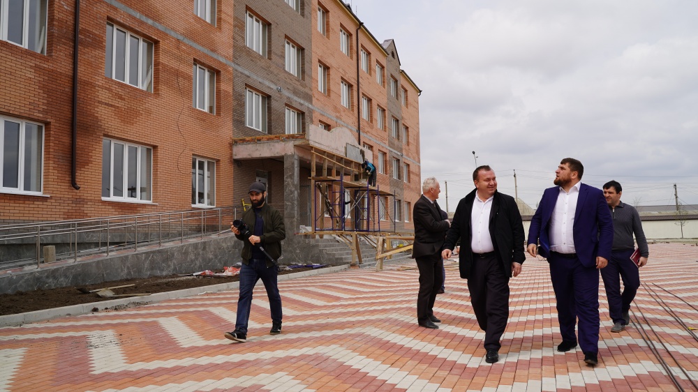 Мурад Алиев проверил ход строительства здания администрации Хасавюртовского района