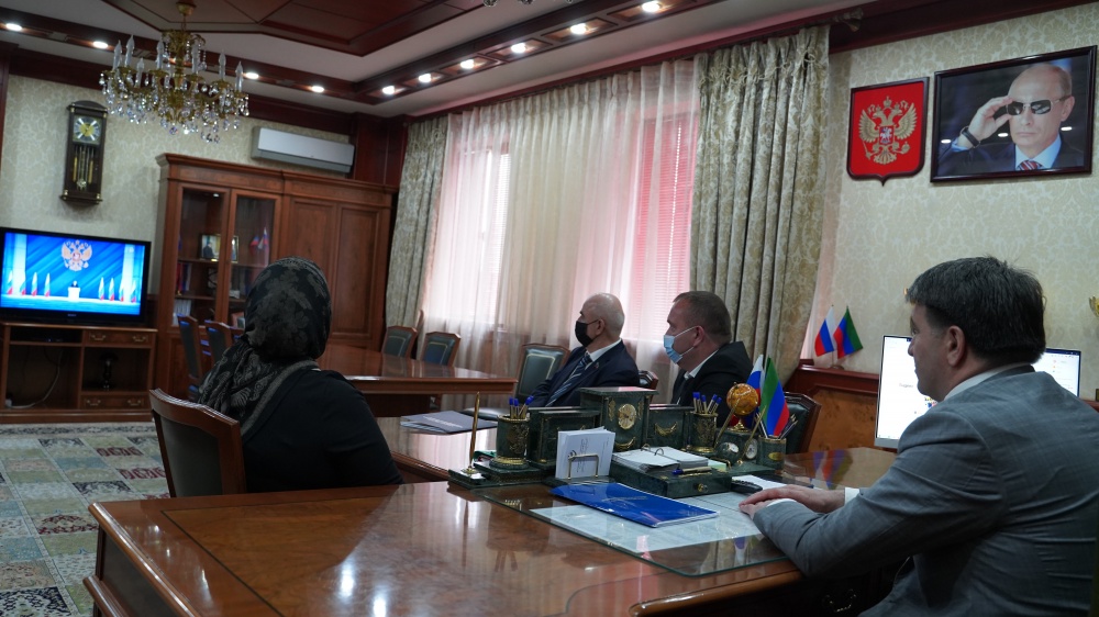 Власти Хасавюртовского района приняли участие в прямой трансляции   слушания  Послания Президента РФ Владимира Путина Федеральному Собранию
