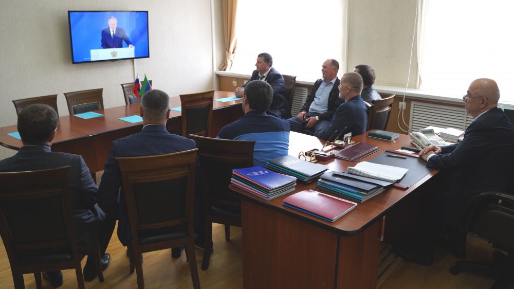Депутаты районного Собрания главы поселений руководители структурных подразделений Хасавюртовского района приняли участие в прямой трансляции  слушания Послания Президента РФ Владимира Путина Федераль