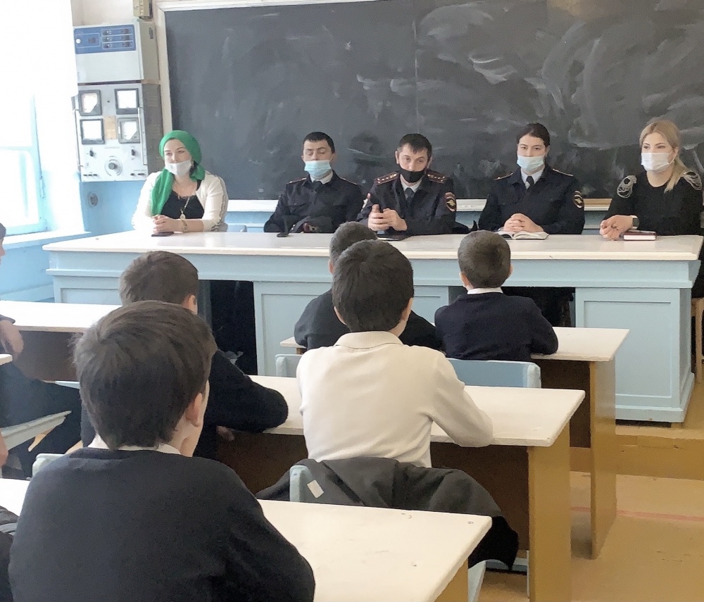 Лекторская группа администрации Хасавюртовского района продолжает встречи со школьниками по обсуждению вопросов безопасности в сети Интернет