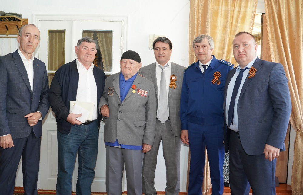 Глава Дагестана Сергей Меликов  поздравил с Днем Победы 105 летнего  ветерана ВОВ Хасавюртовского района Касума Кубатова