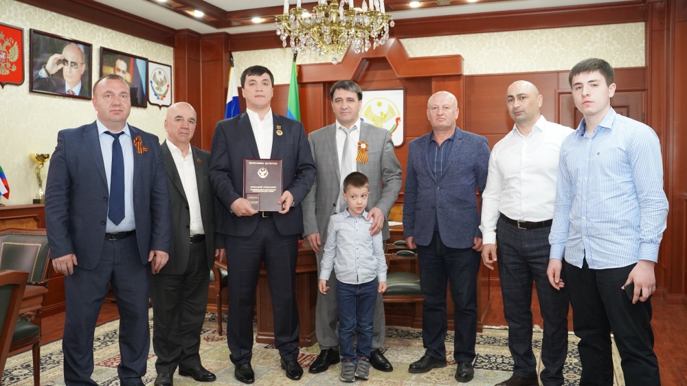 В рамках праздничных мероприятий ко Дню Победы Глава МР  наградил  званием  Почетный гражданин МО « Хасавюртовский район » депутата НС РД Наримана Темуркаева