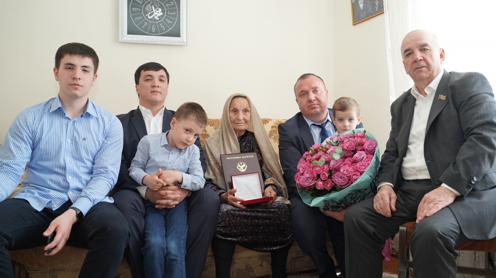 В рамках праздничных мероприятий ко Дню Победы Глава МР  наградил  званием  Почетный гражданин МО « Хасавюртовский район» Ветерана труда Ногаеву Явахан