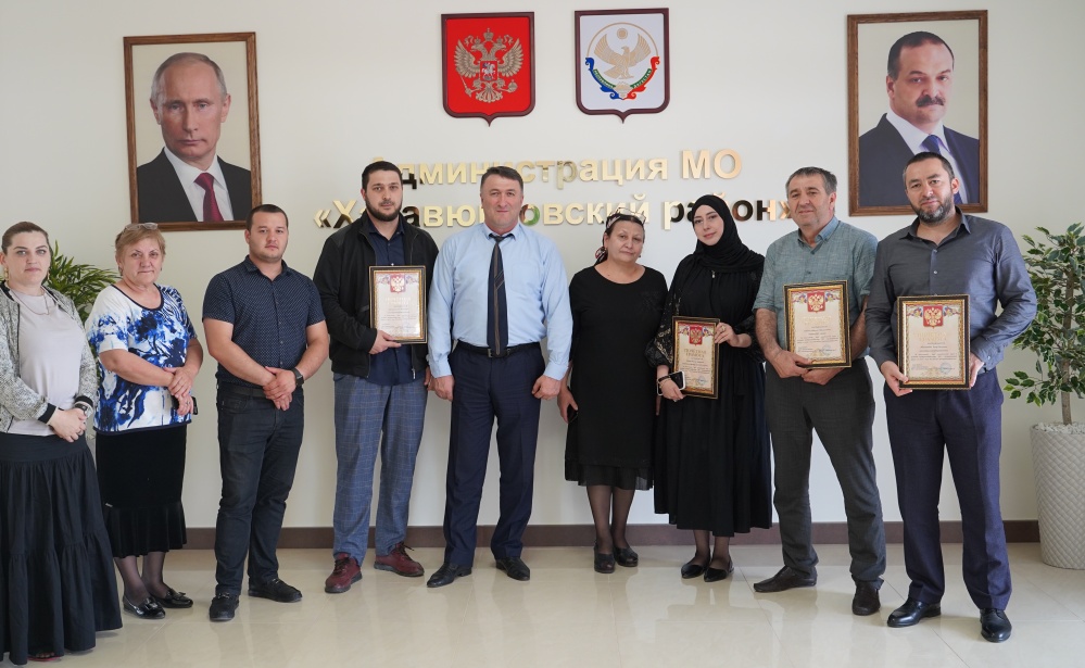 В администрации Хасавюртовского района наградили предпринимателей в честь  профессионального праздника