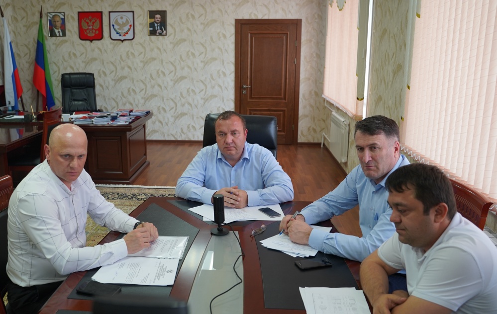 Администрация Хасавюртовского района приняла участие в работе совещания в режиме видеоконференцсвязи под руководством Ризвана Мурадова