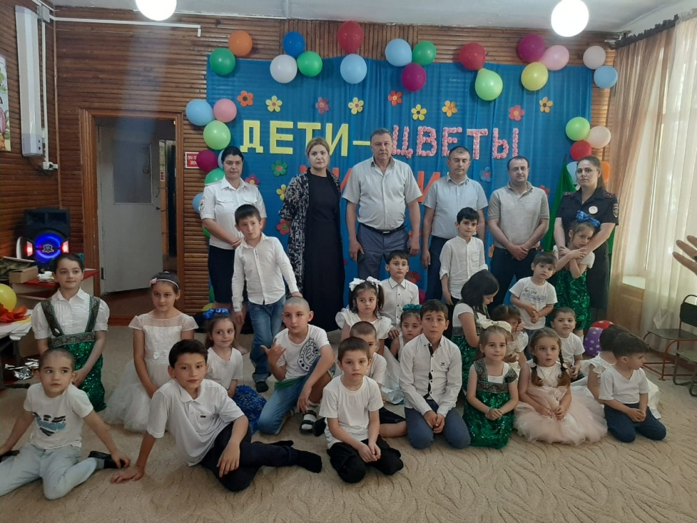 В рамках празднования Международного Дня защиты детей Комиссия по делам несовершеннолетних  Хасавюртовского района поздравила детей  социально – реабилитационного  центра для несовершеннолетних