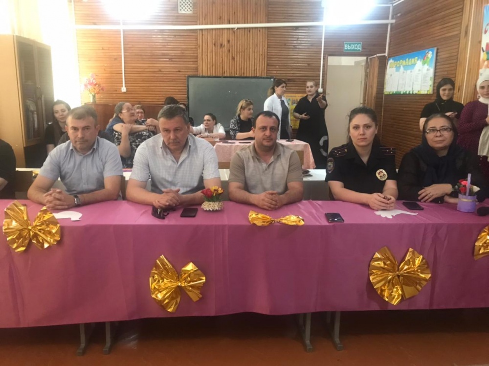 Воспитанников социально – реабилитационного  центра для несовершеннолетних Хасавюртовского района поздравили с Международным Днем защиты детей