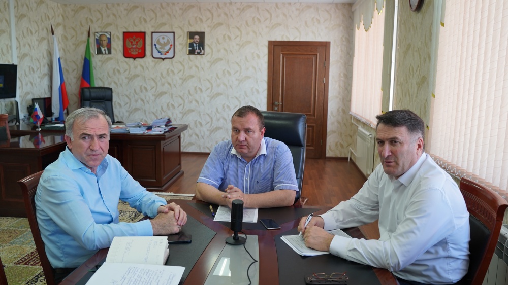 Администрация Хасавюртовского района приняла участие в работе совещания в режиме видеоконференцсвязи под руководством Абдулмуслима Абдулмуслимова