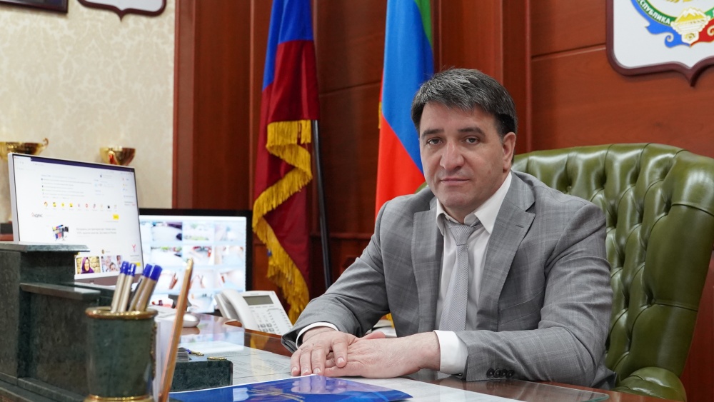 Глава Хасавюртовского района Д.Салавов поздравил с Днем социального работника