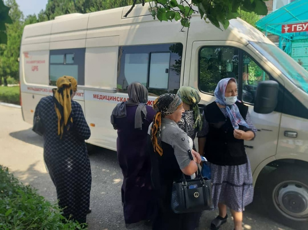 В Хасавюртовском районе продолжается массовая вакцинация жителей и работников госучреждений