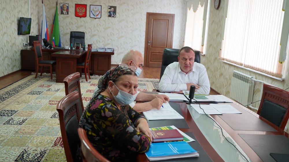 В администрации Хасавюртовского района обсудили эпидемиологическую ситуацию и вопросы безопасности на железных дорогах