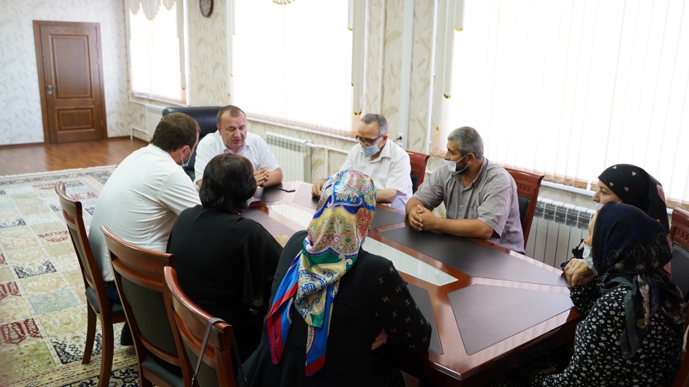 Глава Хасавюртовского района отметил Почетными Грамотами и Благодарственными письмами руководство и работников « Почта России»