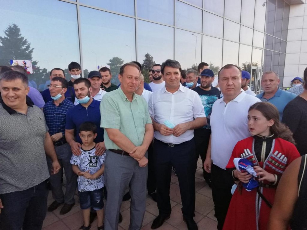 Власти Хасавюртовского района торжественно встретили в аэропорту Олимпийского Чемпиона Заура Угуева