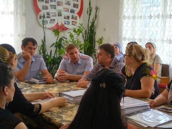 На  базе КЦСОН Хасавюртовского района круглый стол на тему: «Социальная помощь семьям с детьми».