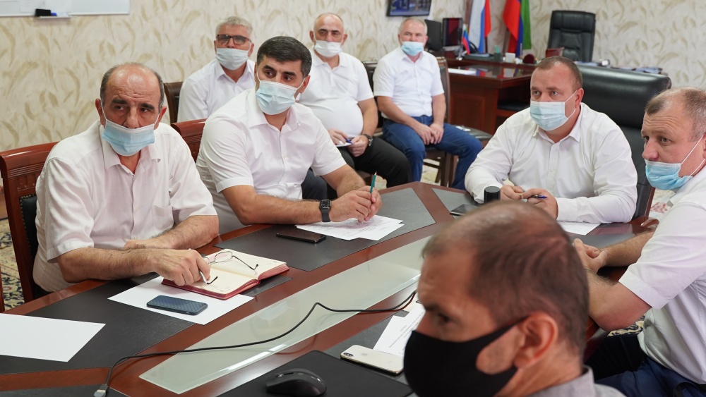 Администрация Хасавюртовского района приняла участие в работе Правительственного совещания в режиме видеоконференцсвязи под руководством Сергея Меликова