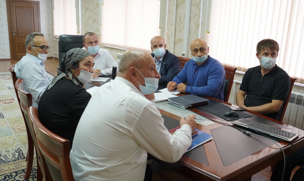 Администрация Хасавюртовского района приняла участие в работе заседания рабочей группы в режиме видеоконференцсвязи под руководством Алексея Гасанова