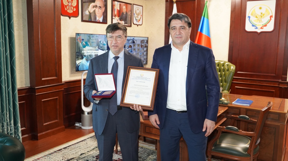 Джамбулат Салавов  наградил званием « Почетный гражданин МО «Хасавюртовский район» генерального директора Академического ансамбля танца Дагестана «Лезгинка» Джамбулата Магомедова