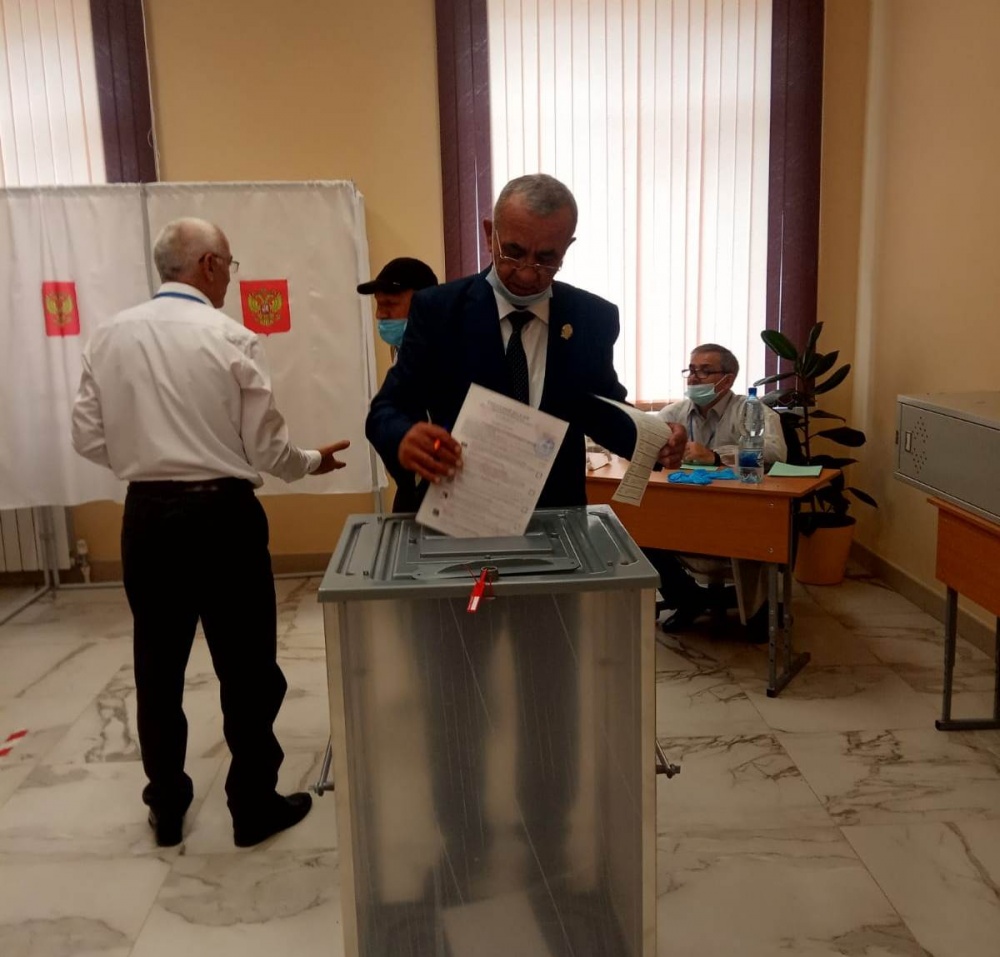 В Хасавюртовском районе «Заслуженный учитель РД» Муратбек Айдемиров в ходе голосования отметил важность  выборов 2021