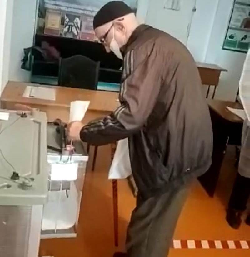 88 летний житель Хасавюртовского района пришел на избирательный участок и сделал свой выбор