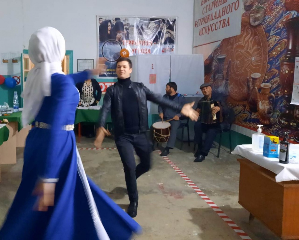 В Хасавюртовском районе участникам голосования  создали  праздничное настроение концертной программой