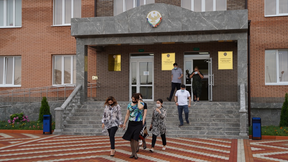 Проведена отработка действий по эвакуации персонала из административного здания МО «Хасавюртовский район»  при объявлении террористической опасности.
