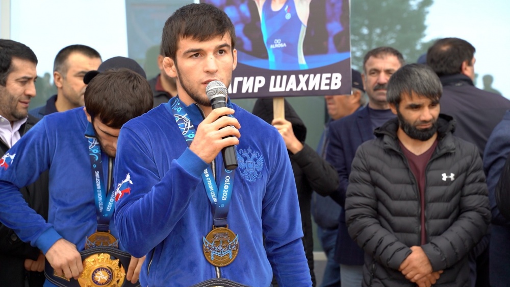В Хасавюртовском районе встретили  чемпиона мира по вольной борьбе Загира Шахиева