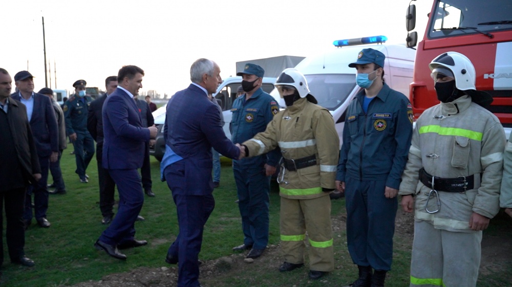 Министр МЧС по РД Нариман Казимагамедов и Глава Хасавюртовского района Джамбулат Салавов осмотрели палаточный пункт ГО ЧС и МП