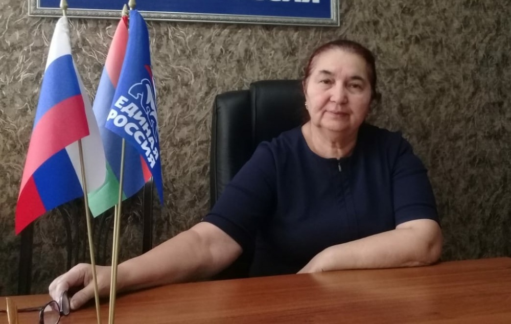 Председатель Союза женщин Хасавюртовского района Асият Арсланханова отмечает важность вакцинации для создания общественного иммунитета